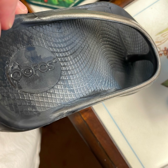 OOFO’S   flip flop size 6W woman’s silver slate grey - Picture 8 of 12